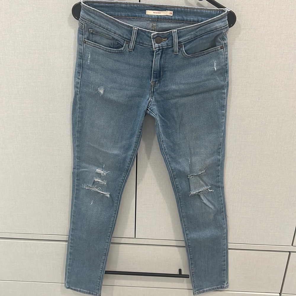 LEVI’S: skinny light blue jeans, mid-rise, size 28. Worn once!